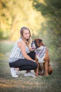 chien et sa propriétaire